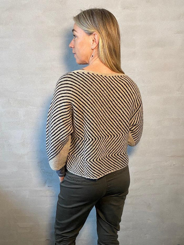 Studio sweater af Hanne Falkenberg, strikkekit | 90 Oats, 71 Black