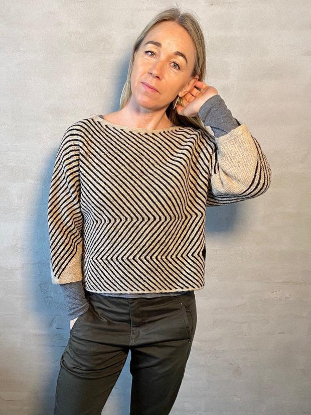 Studio sweater af Hanne Falkenberg, strikkekit | 90 Oats, 71 Black