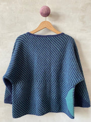 Studio sweater af Hanne Falkenberg, strikkekit | 73 Thunder blue, 38 Irgrøn