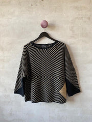 Studio sweater af Hanne Falkenberg, strikkekit | 71 Black, 90 Oats