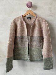 Tweedie jacket by Hanne Falkenberg, No 20 knitting kit (5 colors) | 90 Oats, 101 Pigeon blue, 62 Dusty rose, 77 Silver grey, 36 Green-grey mix