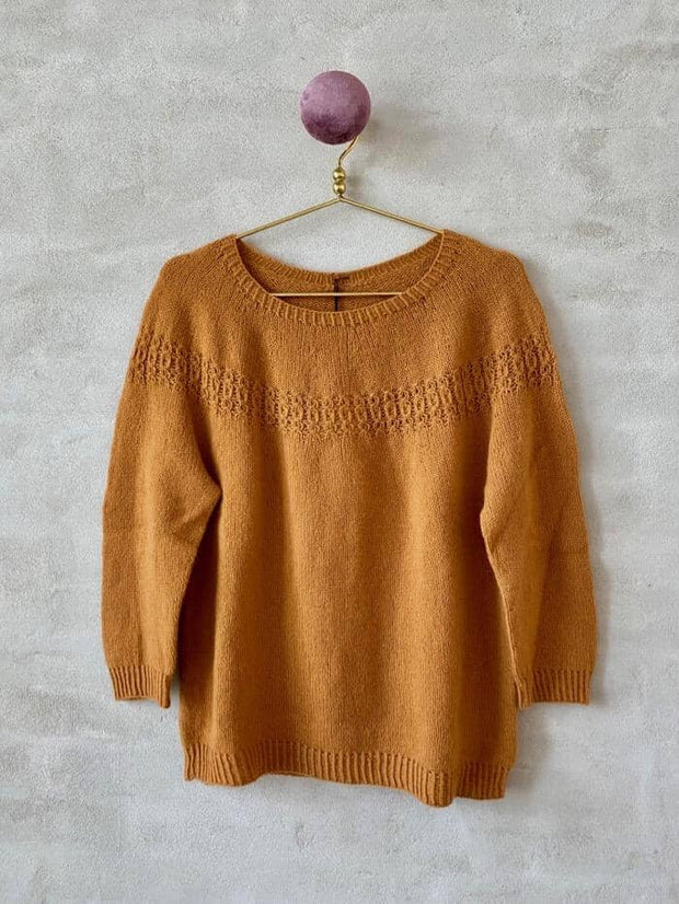 Viola sweater med 3/4 ærmer og mønsterbort på bærestykke. Garnkit og opskrift hos Önling