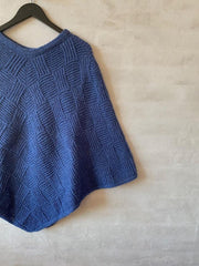 Viva poncho af Hanne Falkenberg, strikkekit | 47 Sea blue