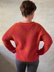 Vivi sweater af Hanne Falkenberg, strikkekit | 11 Dark orange, 59 Fuchsia, 30 Dusty green