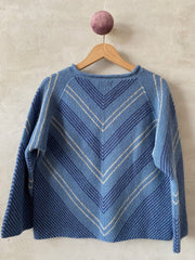 Vivi sweater af Hanne Falkenberg, strikkekit | 101 Pigeon blue, 73 Thunder blue, 108 Mushroom