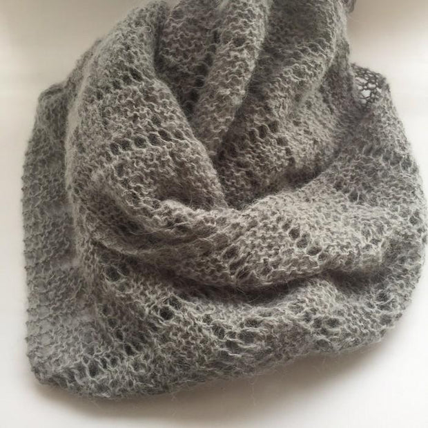 Eng Advent scarf, a light and fluffy shawl knitted in light grey Lamana cusi alpaca