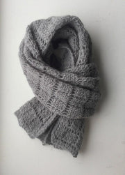 Eng Advent scarf, a light and fluffy shawl knitted in light grey Lamana cusi alpaca