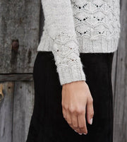 Becca sweater, hvid strikket sweater med hulmønster kant, fra strikkebogen Yndlingsstrik 1, detaljebillede