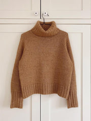 Caramel sweater med rullekrave designet af PetiteKnit, strikket i ÖnlingNo 11 + silk mohair kit