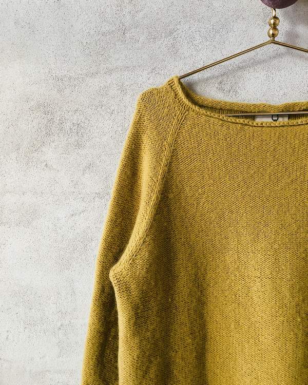 Caroline classic raglan sweater in yellow, an Önling knitting pattern