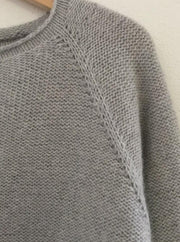 Caroline classic raglan sweater in light grey, made in Önling no 1 merino wool, detail picture of raglan