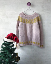 Önlings julesweater med grantræer og gaver, strikket i rosa og gul Önling No 2 merinould