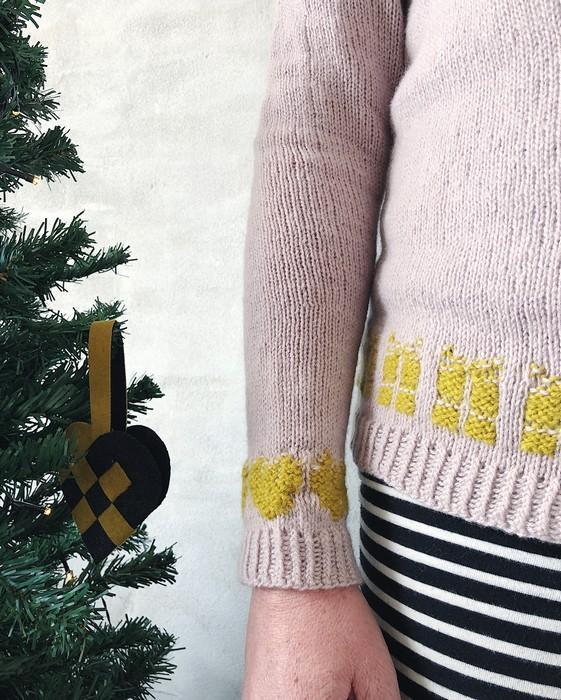 Önlings julesweater med grantræer og gaver, detalje af gaver, rosa og gul