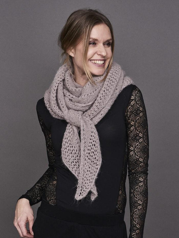 Cloud super light knitted shawl with lace pattern, made in grey rose Lamana Cusi Alpaca