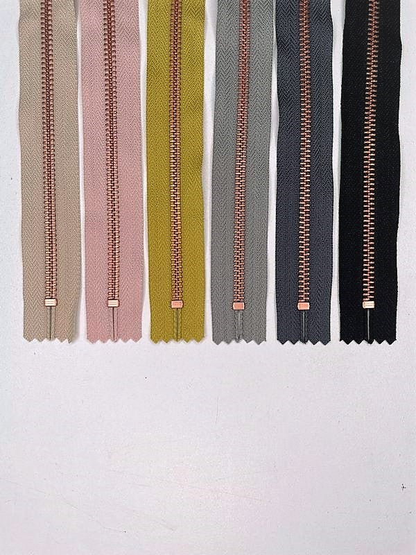 Copper zipper, 17 cm Strikketilbehør Önling Önling chooses a color that matches my yarn kit