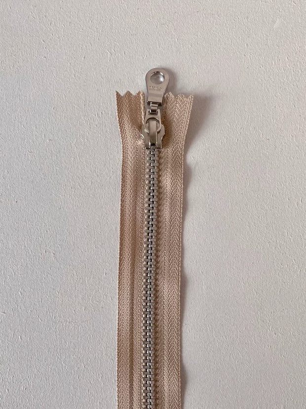 Copper zipper, 35 cm Strikketilbehør Önling Light beige (Silver zipper)