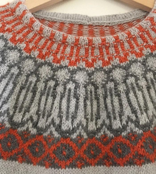 Dagrid icelandic knitted sweater in light grey with pattern in rust red and dark grey, made in Önling no 1 merino wool, detail picture of color pattern