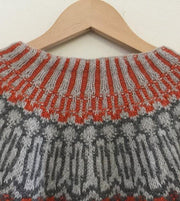 Dagrid icelandic knitted sweater in light grey with pattern in rust red and dark grey, made in Önling no 1 merino wool