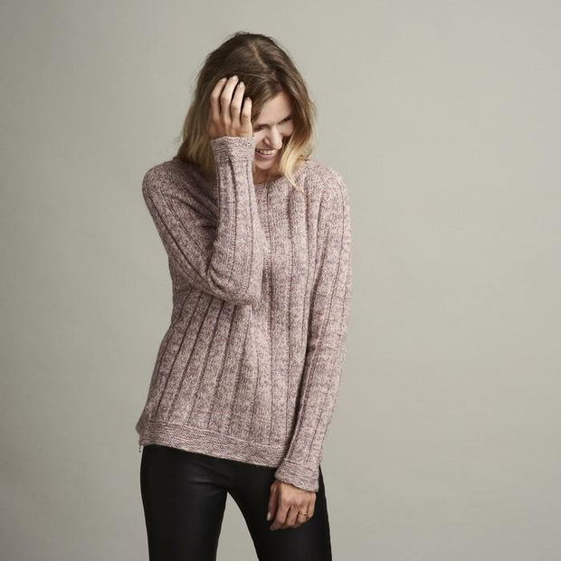 Delia rose colored knitted raglan sweater with rib pattern, made in Isager Alpaca and Merilin, the front