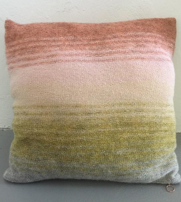 Knitted pillow with dip dye color change from rose over yellow to grey, knitted in Isager Spinni wool