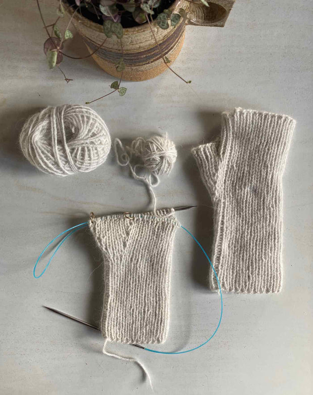 Easy Peasy Filipa Wrist Warmers by Önling, knitting pattern Knitting patterns Önling - Katrine Hannibal 