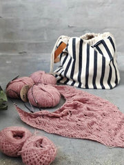 Følgesvend taske designet af Handmadeby.dk, perfekt til strikketøj