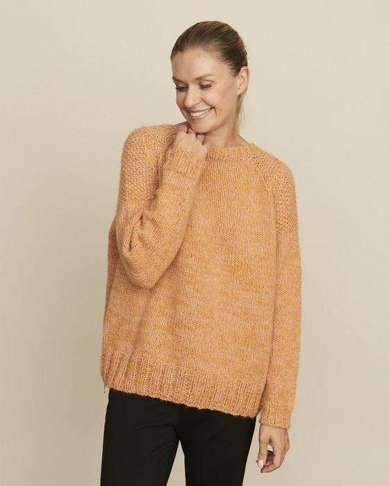 Ingeborg sweater, strikket i ferskenfarvet Önling No 1 og Cusi alpaca