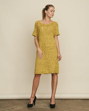 Iris kjole, en gul sommerkjole med hulmønster, strikket i det populære silke kit fra Önling, 