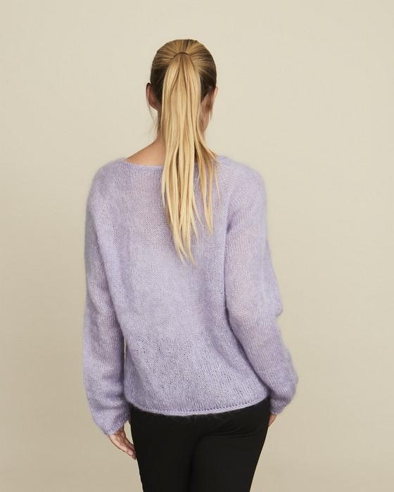 Kumulus sweater, lyselilla strikket sweater i Brushed Lace farve Soft Allium, designet af Petiteknit