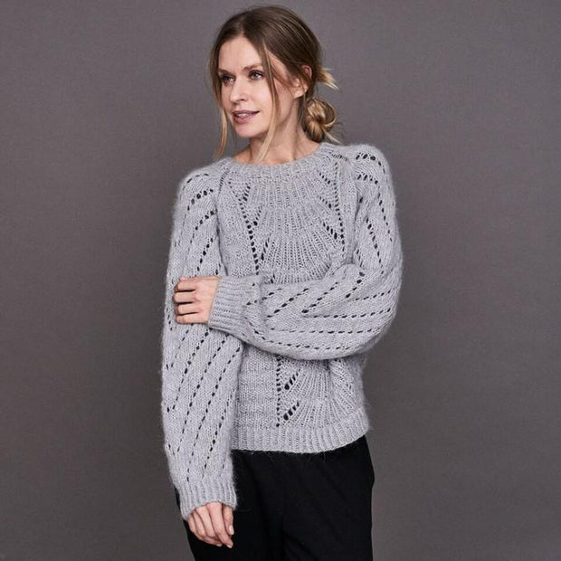 Magnum sweater with lace pattern, knitted in Önling no 1 merino wool and lamana cusi alpaca, light grey