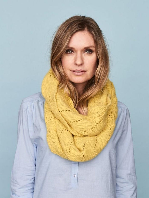 möbius scarf with lace pattern, made in Önling no 1 merino wool and angora, light yellow