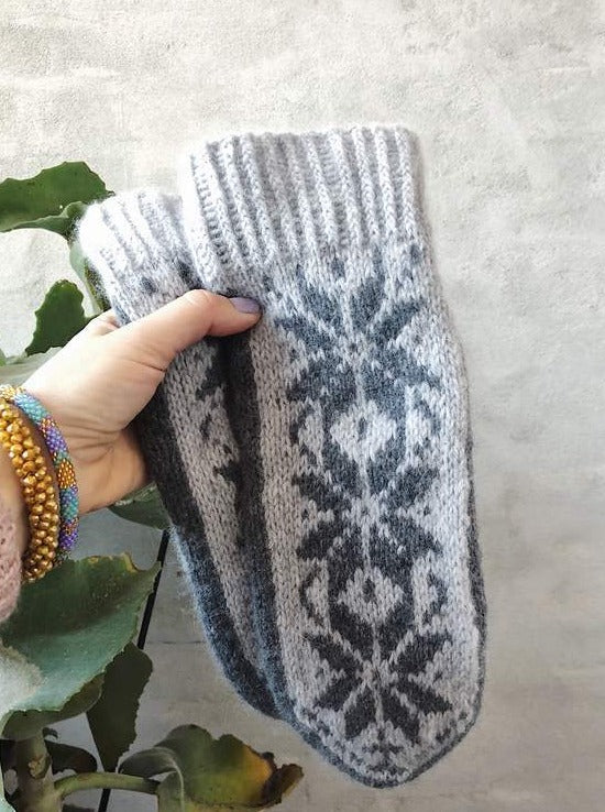 Nordic mittens with stars, merino wool - Önling Nordic knitting patterns and yarn