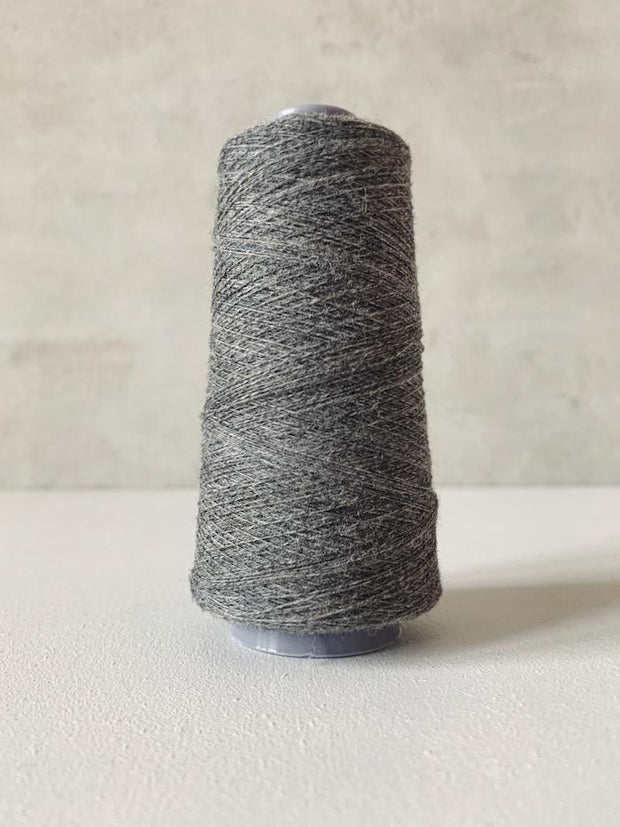 Önling No 13 – accompanying Cashmere thread in dark gray
