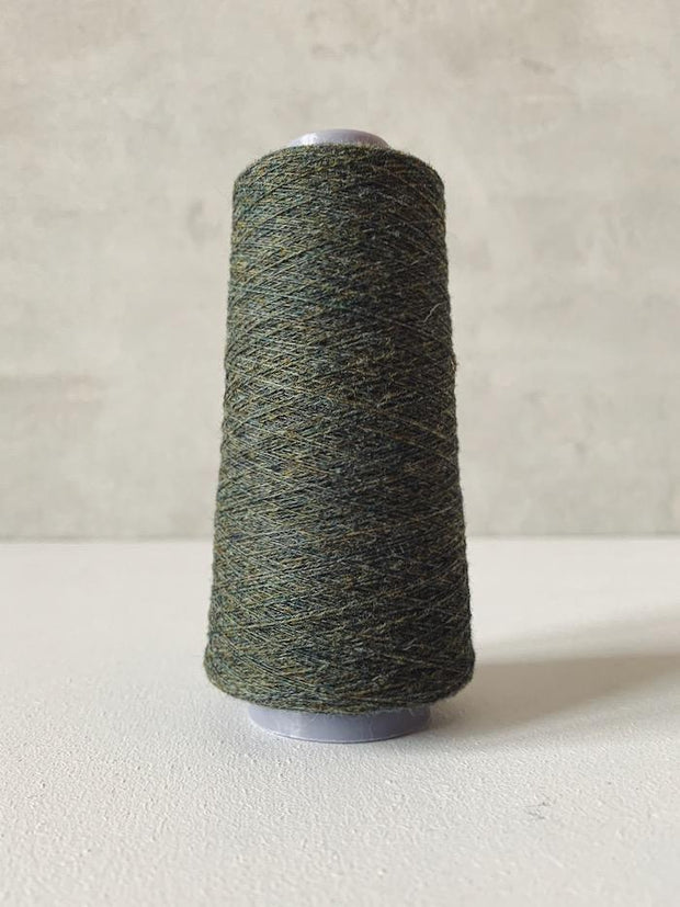 Önling No 13 – accompanying Cashmere thread in army green