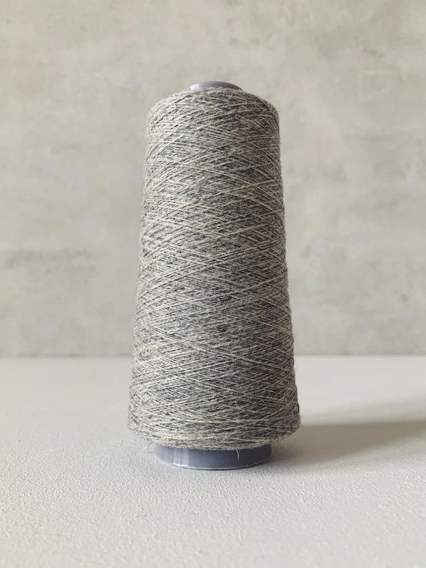 Önling No 13 – accompanying Cashmere thread in light gray