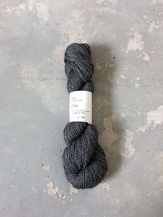 Önling No 3 soft luxury yarn made of mink, cashmere, wool and viscose - here in a medium grey