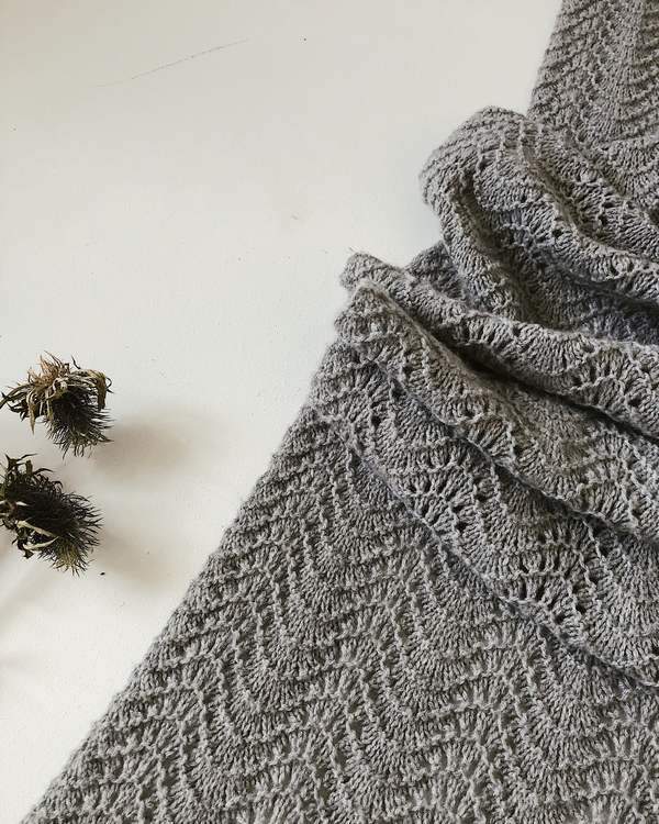 Peacock shawl, large grey shawl knit in soft Önling merino yarn - Önling Nordic knitting patterns and yarn