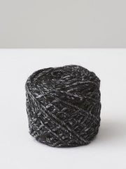 Önling No 5 yarn with specks, made of silk, cashmere, alpaca and wool, here in black with grey specks