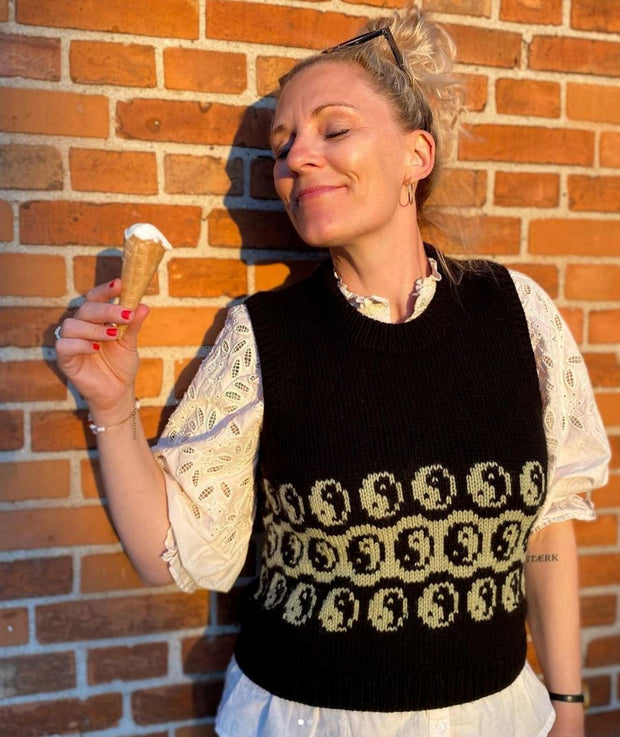 Yin Yang Mood slipover vest by Spektakelstrik, knitting pattern Knitting patterns Spektakelstrik 