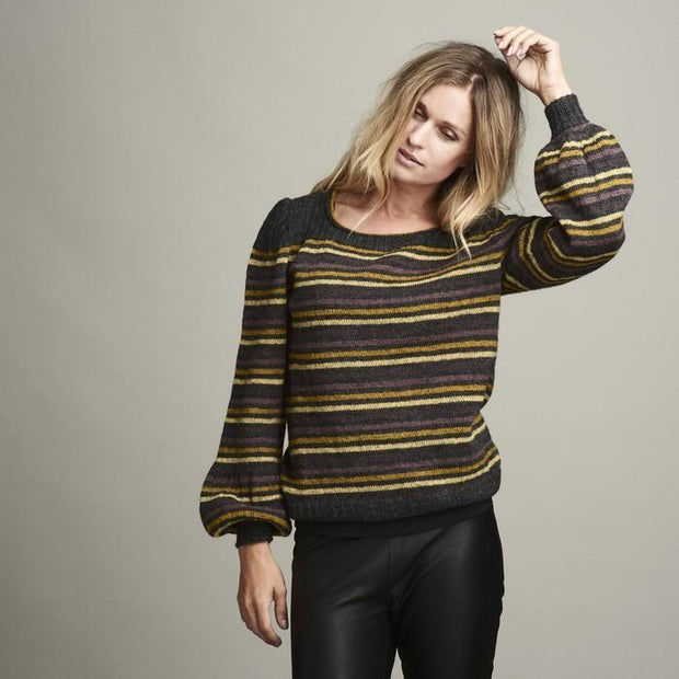 Dervish striped sweater with balloon sleeves, black with stripes in yellow and purple, made in Isager Highland Wool and Tvinni, the front